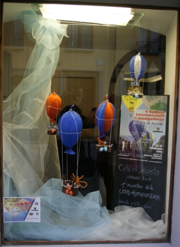 La pasticceria Chocolat di Aosta vince la prima edizine del concorso vetrine a tema "mongolfiere"