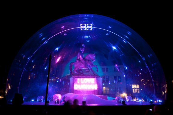 Uno dei souvenir pił classici: "la palla con la neve". Realizzata in formato gigante con ben 18 mt di diametro,faretti, ventilatori e 200kg di polistirolo