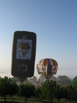 mongolfiera a forma di TELEFONINO LG