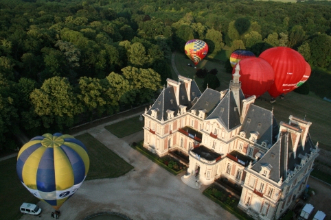 decollo di un gruppo di mongolfiere dal castello