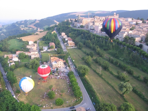 pubblico sulla terrazza di cingoli durante il decollo della sera
