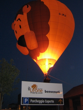 Leone in volo ancorato al centro commerciale